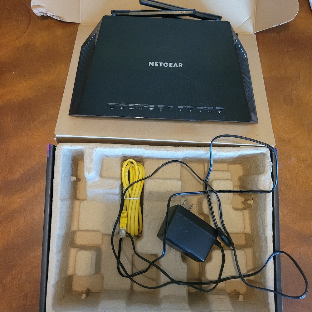 NETGEAR Nighthawk Smart Wi-Fi Router R6700 AC1750 - Picture 2 of 6